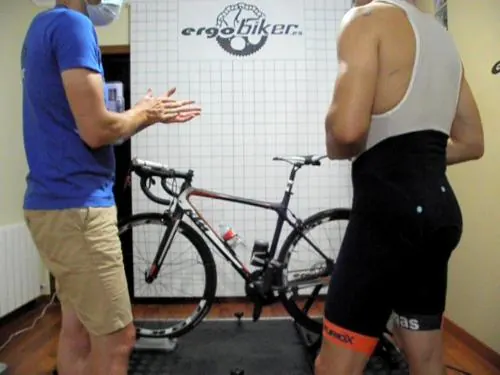 Entrevista y valoración inicial del ciclista junto a su bicicleta en el estudio