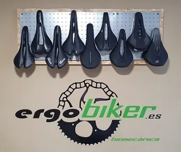 Colección de sillines de prueba de diferentes anchuras y formas