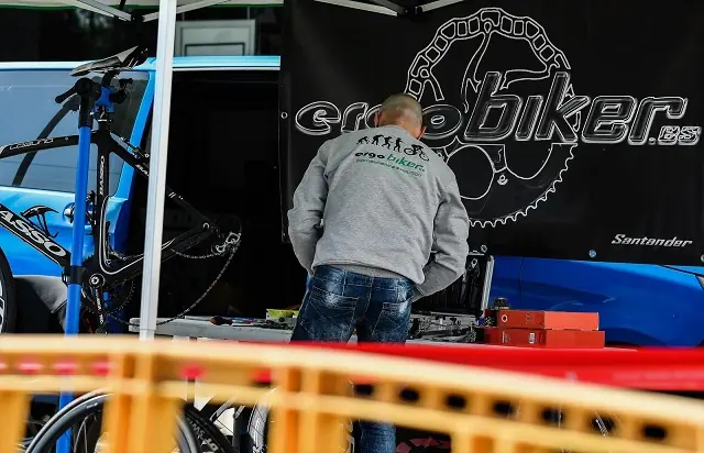 Zona de trabajo del estudio ergobiker con bicicleta montada en el rodillo