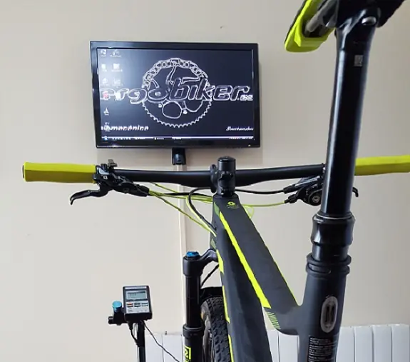 Bicicleta de carretera en el soporte de trabajo del estudio